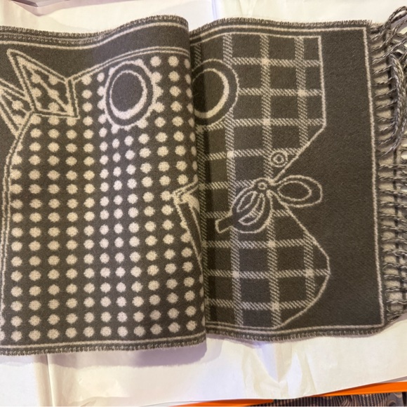Hermes  Cashmere muffler new - Picture 3 of 6